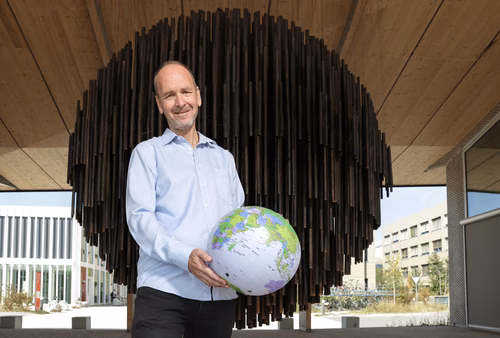 Il a plus de trente ans de Chine «dans les pattes» et des idées novatrices à revendre. Élu meilleur enseignant 2024 du programme en sciences humaines et sociales de l’EPFL, Marc Laperrouza lutte sans relâche contre le déterminisme technologique.
