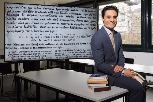 Sven Najem-Meyer du Digital Humanities Lab explore l'intersection de l'apprentissage automatique et des études classiques, en s'attaquant aux défis du traitement des documents pour les textes en grec ancien. Le 27 mars, il participera à la finale de « Ma thèse en 180 secondes » à l'EPFL.
