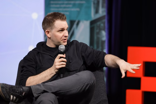 Max Schrems est une figure clé dans le domaine de la protection des données internationales, salué pour ses efforts juridiques novateurs visant à défendre les droits individuels en matière de données.