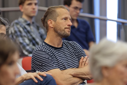 Suite à un atelier d’écriture piloté par le CDH-Culture, des comédien·es du PET lisent des textes écrits par des étudiant·es, doctorant·es et personnel administratif de l’EPFL et de l’UNIL sur le thème de l’Energie.