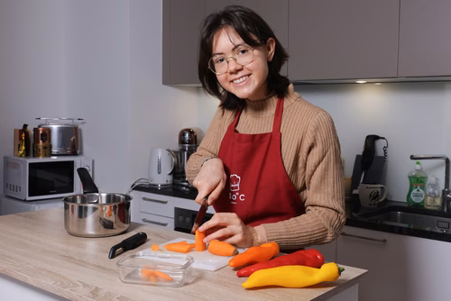 Membre du comité de l’association étudiante 180°C, Fanny Lasne promeut une cuisine saine et durable. Elle souhaite rappeler aux étudiantes et étudiants qu’il est possible de cuisiner de bons petits plats à moindre coût.