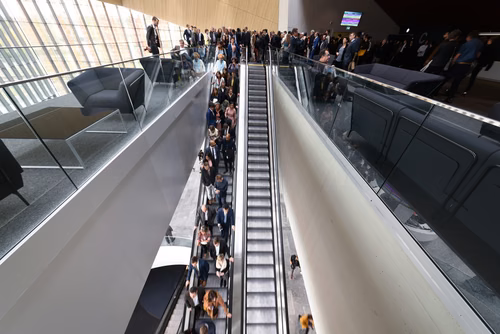  La traditionnelle cérémonie de la Magistrale a mis les diplômés 2018 à l'honneur. Ils l'attendaient depuis cinq ans: ce samedi était enfin le jour de la remise des diplômes de Master de l'EPFL pour 1043 étudiants. Cet événement a réuni 3000 personnes au STCC, dont les étudiants et leur famille, leurs professeurs et de nombreux invités, parmi lesquels le Conseiller fédéral Guy Parmelin.