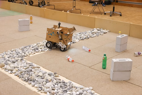 Quatre équipes de trois étudiants ont travaillé pendant un semestre pour concevoir et construire un robot de A à Z. Lors de la compétition, chacun des robots aura 10 minutes pour récolter le plus grand nombre de bouteilles vides et les ramener à la station de recyclage.