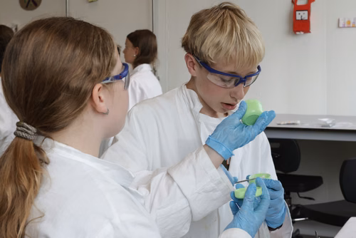 Destiné aux jeunes filles et garçons de sept à seize ans, il propose une approche pédagogique active et ludique qui éveille l’intérêt pour les sciences et pour les technologies. Ce, grâce à un partenariat avec UBS et la collaboration entre le Service de promotion des sciences de l’EPFL, l’EPFL Valais Wallis et le Canton du Valais. Canton du Valais  NCCR Catalysis, pôle de recherche du fonds national Suisse