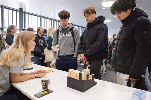 Un événement d’envergure pour préparer son avenir. Comme chaque année, l’EPFL, via son Service de promotion de l’éducation et en collaboration avec ses facultés, se réjouit d'accueillir les gymnasiennes et gymnasiens sur son campus. L’École propose de venir découvrir ses filières de formation, sa communauté estudiantine, son corps enseignant, ses équipes de recherche, les divers services dédiés aux étudiantes et étudiants débutant à l’EPFL, ainsi que les multiples associations chargées d’animer la vie socia