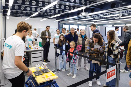 La découverte des sciences et des technologies au cœur du campus, pour les adultes et les enfants.
