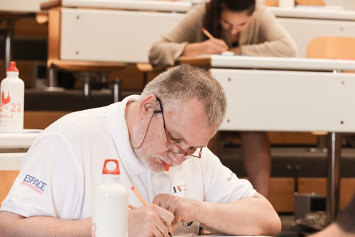 Le championnat des jeux mathématiques et logiques est une compétition populaire et scolaire organisée chaque année à l’échelon européen. Il voit s’affronter des passionné·e·s de mathématiques de toutes générations venus d’une douzaine de pays. Sa finale internationale, qui a traditionnellement lieu à Paris, sera cette année organisée à Lausanne (EPFL). La FSJM gère depuis plus de 30 ans l’organisation de ce championnat en Suisse. Finale sur le Campus EPFL
