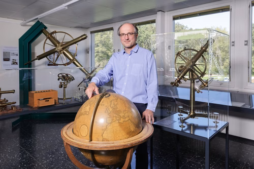 Depuis son arrivée en 2012, Jean-Paul Kneib joue un rôle essentiel dans de nombreuses activités de l’EPFL liées à l’astronomie et à l’espace. Il est actuellement directeur académique du Centre spatial de l’EPFL, qui célèbre son 20e anniversaire cette année.
