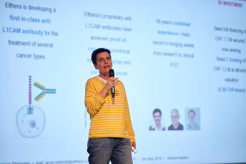19 entrepreneurs ont “pitché” devant près de 300 personnes lors de la Startup Champions Seed Night coorganisée par l’EPFL Alumni et venturelab au Forum Rolex Learning Center. Daniel Yanisse (MT’12), CEO et co-fondateur de Checkr, était l’invité d’honneur de cette édition.