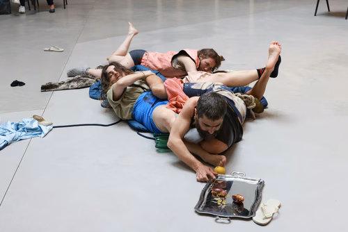 Dans le cadre du festival Les Culturelles du CDH-Culture et suite au workshop RUINED qui a permis à des étudiant·es de fabriquer une sculpture en mycelium, la performance MOLDING propose un ensemble de gestes performatifs dans le prolongement de l’œuvre vivante.