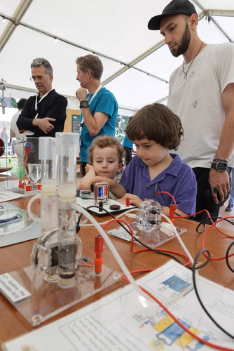 Organisée par le Musée d’histoire des sciences de la Ville de Genève, la Nuit de la science attire, à chaque édition, plus de 30’000 curieux ou passionnés de la science et propose une cinquantaine de stands, ateliers et autres animations qui permettent aux scientifiques d’aller à la rencontre du grand public. Ce dialogue est à la base d’une communication indispensable pour faire découvrir les sciences d’aujourd’hui que ce soit auprès des adultes ou des jeunes. Service de promotion des sciences de l'EPFL 