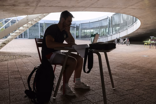 Etudiants en révision des examens sur le campus EPFL