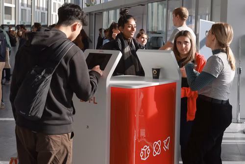 Un événement d’envergure pour préparer son avenir. Comme chaque année, l’EPFL, via son Service de promotion de l’éducation et en collaboration avec ses facultés, se réjouit d'accueillir les gymnasiennes et gymnasiens sur son campus. L’École propose de venir découvrir ses filières de formation, sa communauté estudiantine, son corps enseignant, ses équipes de recherche, les divers services dédiés aux étudiantes et étudiants débutant à l’EPFL, ainsi que les multiples associations chargées d’animer la vie socia