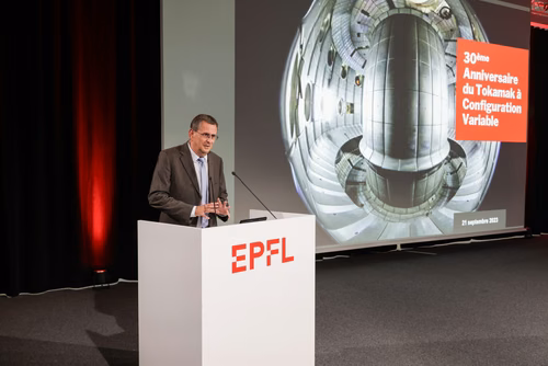 On September 21st, EPFL celebrate the 30th anniversary of its flagship experiment, the Tokamak à Configuration Variable (TCV). Operated by the Swiss Plasma Center as part of the EUROfusion Consortium, it is one of the key European facilities for the ITER project, which aims to demonstrate the scientific and technological feasibility of fusion as an energy source, and the development of DEMO, whose objective is to prove its commercial feasibility. The TCV Tokamak represents a major asset in the global effort