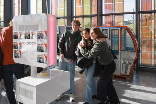 Un événement d’envergure pour préparer son avenir. Comme chaque année, l’EPFL, via son Service de promotion de l’éducation et en collaboration avec ses facultés, se réjouit d'accueillir les gymnasiennes et gymnasiens sur son campus. L’École propose de venir découvrir ses filières de formation, sa communauté estudiantine, son corps enseignant, ses équipes de recherche, les divers services dédiés aux étudiantes et étudiants débutant à l’EPFL, ainsi que les multiples associations chargées d’animer la vie socia