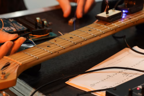 Dans le cadre de l'exposition actuelle Musica ex Machina, des artistes-chercheur·euses de l'Orpheus Instituut de Gand (BE) explorent l'espace intermédiaire. Ils·elles présentent des instruments nouveaux et étendus, des interfaces inédites, des objets quotidiens réaffectés et l'espace lui-même. Nous faisons l'expérience de l'interaction entre musiciens et algorithmes, de la mécanique à l'IA, dans la composition, l'improvisation et l'installation, pour sonder la technicité inhérente à la musique et à la fabri