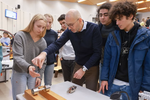 Lauréat de la PolySphère d’Or et de la PolySphère de la Faculté des sciences de base, Nicolas Grandjean a sa propre formule pour enseigner la physique aux étudiantes et étudiants de l’EPFL.