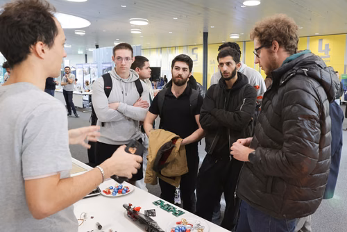 Un événement d’envergure pour préparer son avenir. Comme chaque année, l’EPFL, via son Service de promotion de l’éducation et en collaboration avec ses facultés, se réjouit d'accueillir les gymnasiennes et gymnasiens sur son campus. L’École propose de venir découvrir ses filières de formation, sa communauté estudiantine, son corps enseignant, ses équipes de recherche, les divers services dédiés aux étudiantes et étudiants débutant à l’EPFL, ainsi que les multiples associations chargées d’animer la vie socia