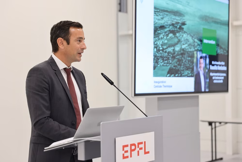 Après 3 ans de travaux, l’EPFL inaugure aujourd’hui sa nouvelle centrale thermique qui permet au campus lausannois de se chauffer et de se refroidir intégralement avec l’eau du lac et en exploitant la chaleur dégagée par son centre de données. Pour l’École, il s’agit d’une étape majeure en vue d’atteindre la neutralité carbone. Vassilis Venizelos, conseiller d'Etat