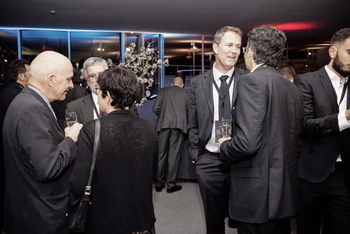 La première édition du gala EPFL Alumni a réuni près de 650 diplômé.es au Rolex Learning Center. Ils ont pu participer à une soirée festive et entendre le Prof. Patrick Aebischer – Président de l’EPFL jusqu’à fin 2016 – et le Prof. Martin Vetterli – Président de l’EPFL dès 2017 – échanger sur la transmission de Présidence.