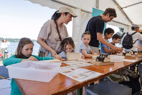Organisée par le Musée d’histoire des sciences de la Ville de Genève, la Nuit de la science attire, à chaque édition, plus de 30’000 curieux ou passionnés de la science et propose une cinquantaine de stands, ateliers et autres animations qui permettent aux scientifiques d’aller à la rencontre du grand public. Ce dialogue est à la base d’une communication indispensable pour faire découvrir les sciences d’aujourd’hui que ce soit auprès des adultes ou des jeunes. Service de promotion des sciences de l'EPFL 