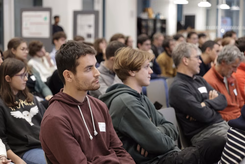 After two months of conducting research in an EPFL laboratory, the interns will present their research projects in the form of a poster or a short oral presentation (My research in 180 sec) to a selected audience including professors, donors, organizers as well as the cohort of interns.