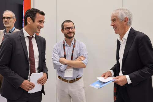 Après 3 ans de travaux, l’EPFL inaugure aujourd’hui sa nouvelle centrale thermique qui permet au campus lausannois de se chauffer et de se refroidir intégralement avec l’eau du lac et en exploitant la chaleur dégagée par son centre de données. Pour l’École, il s’agit d’une étape majeure en vue d’atteindre la neutralité carbone.