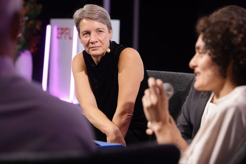 La fondation WISH de l’EPFL a choisi de décerner à la physicienne quantique Michelle Simmons le prix Erna Hamburger 2023 pour sa brillante carrière à la pointe de son domaine, ainsi que pour son engagement en faveur de la diversité et des MINT. Une cérémonie de remise de prix se tiendra aujourd'hui à l’EPFL.