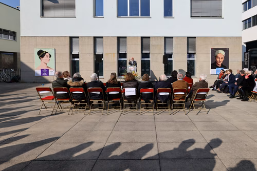Le 8 mars 2022, à l’occasion de la Journée internationale des droits des femmes, l’EPFL a attribué des noms de femmes scientifiques ou ingénieures pionnières à différentes places, rues et chemins de son campus d’Ecublens.
