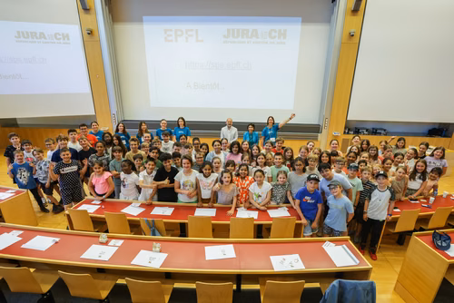 Remise des attestations aux participantes et participants aux cours organisés par le Service de Promotion des Sciences dans le canton du Jura. Avec la participation, pour cette édition, du ministre de l'enseignement, Martial Coutet et du vice-président pour l’innovation et l’impact, Edouard Bugnon