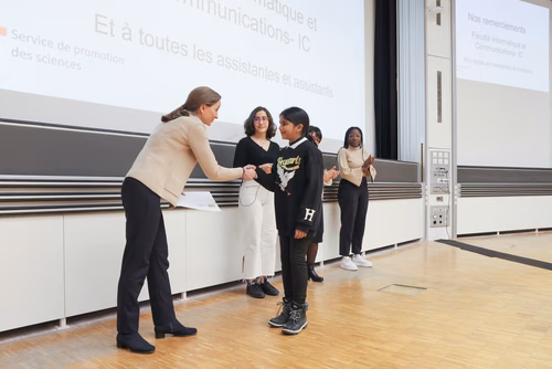 Journée à la découverte des Sciences Remise attestations "Internet & Code pour les filles" Service de la promotion des Sciences de l'EPFL 