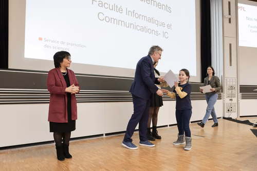 Remise attestations "Internet & Code pour les filles" Service de la promotion des Sciences de l'EPFL