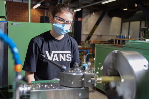 Lucie Sandoz a commencé mi-août un apprentissage de polymécanicienne à l’Atelier de l’Institut de génie mécanique. Un métier qui la passionne.