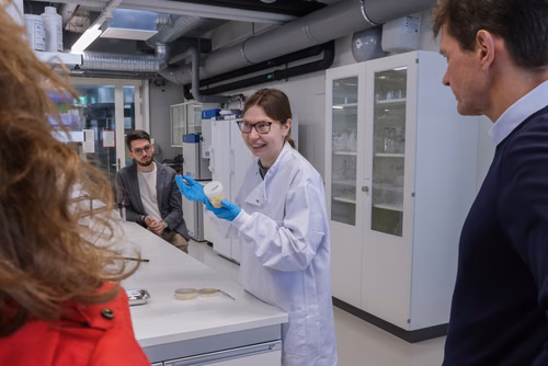 Visite du laboratoire de la prof. Tiffany Abitbol (Laboratoire des matériaux durables)  organisé par le Development Office, philanthropie