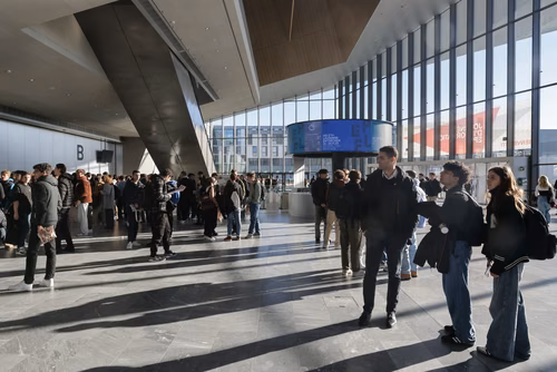 Un événement d’envergure pour préparer son avenir. Comme chaque année, l’EPFL, via son Service de promotion de l’éducation et en collaboration avec ses facultés, se réjouit d'accueillir les gymnasiennes et gymnasiens sur son campus. L’École propose de venir découvrir ses filières de formation, sa communauté estudiantine, son corps enseignant, ses équipes de recherche, les divers services dédiés aux étudiantes et étudiants débutant à l’EPFL, ainsi que les multiples associations chargées d’animer la vie socia
