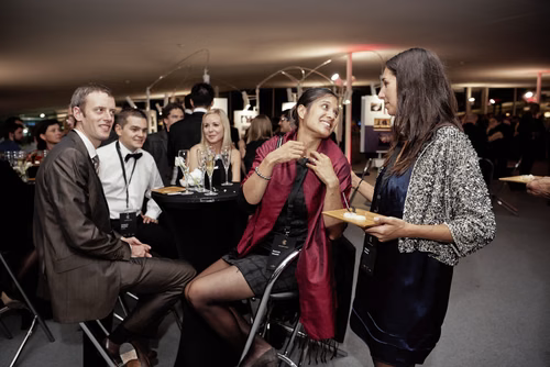 La première édition du gala EPFL Alumni a réuni près de 650 diplômé.es au Rolex Learning Center. Ils ont pu participer à une soirée festive et entendre le Prof. Patrick Aebischer – Président de l’EPFL jusqu’à fin 2016 – et le Prof. Martin Vetterli – Président de l’EPFL dès 2017 – échanger sur la transmission de Présidence.