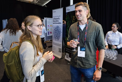 The theme of the conference is “Enabling Discovery by Integrating Microscopy, Machine Learning, and Automation”. The first of its kind in the field, it will bring together about 150 scientists from Europe and abroad working at the forefront of imaging, AI, and hardware development to re-imagine the microscope of the future. Posters session