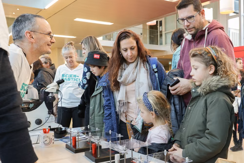 La découverte des sciences et des technologies au cœur du campus, pour les adultes et les enfants.