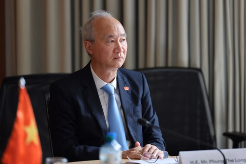 Visite d'une délégation du gouvernement vietnamien le 29 juillet 2025 à l'EPFL. Parmi le groupe, S.E. M. Le Thanh Long, Vice-premier ministre, et S.E. M. Nguyen Duc Hai, Vice-Président de l’Assemblée nationale, ainsi que des représentants de ministères clés et d’institutions nationales. La délégation a été accueillie par Ambrogio Fasoli, Vice-président pour les Affaires Académiques de l’EPFL, par Antoine Jourdan, directeur de SIP West EPFL et par Gillian Olivieri, directrice adjointe des Affaires internatio