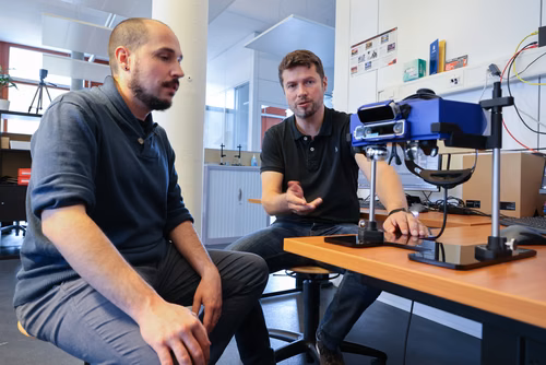 Dans un monde où réalité augmentée et réalité virtuelle pourraient devenir notre quotidien, le système light-field développé par Creal, spin-off de l’EPFL, crée un confort visuel qui pourrait faire la différence. La dernière version de son système est présentée cette semaine à l’Augmented World Expo aux États-Unis.