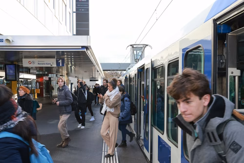Un événement d’envergure pour préparer son avenir. Comme chaque année, l’EPFL, via son Service de promotion de l’éducation et en collaboration avec ses facultés, se réjouit d'accueillir les gymnasiennes et gymnasiens sur son campus. L’École propose de venir découvrir ses filières de formation, sa communauté estudiantine, son corps enseignant, ses équipes de recherche, les divers services dédiés aux étudiantes et étudiants débutant à l’EPFL, ainsi que les multiples associations chargées d’animer la vie socia