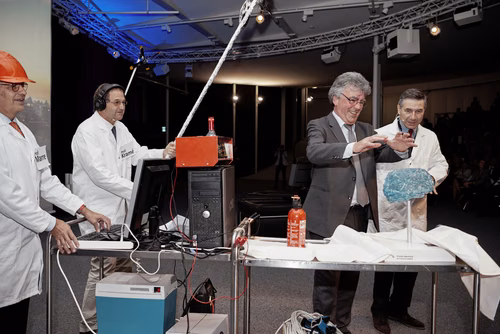 La première édition du gala EPFL Alumni a réuni près de 650 diplômé.es au Rolex Learning Center. Ils ont pu participer à une soirée festive et entendre le Prof. Patrick Aebischer – Président de l’EPFL jusqu’à fin 2016 – et le Prof. Martin Vetterli – Président de l’EPFL dès 2017 – échanger sur la transmission de Présidence.