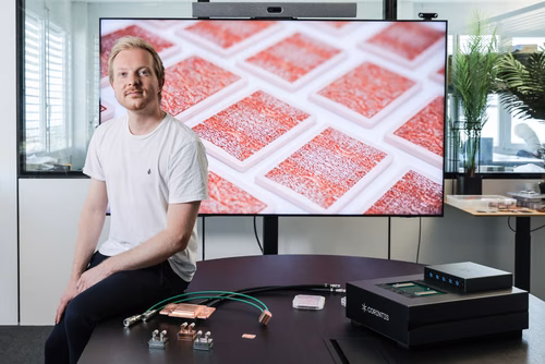 Pionnier des systèmes de refroidissement liquide intégrés sur les puces durant son doctorat, Remco van Erp raconte comment l’interdisciplinarité du Powerlab et l’essor de l’IA générative ont donné l’impulsion à sa start-up, Corintis.