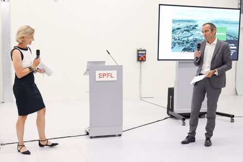 Après 3 ans de travaux, l’EPFL inaugure aujourd’hui sa nouvelle centrale thermique qui permet au campus lausannois de se chauffer et de se refroidir intégralement avec l’eau du lac et en exploitant la chaleur dégagée par son centre de données. Pour l’École, il s’agit d’une étape majeure en vue d’atteindre la neutralité carbone. Gisou van der Goot , Matthias Gäumann