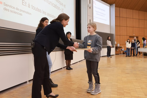 Journée à la découverte des Sciences Remise attestations "Internet & Code pour les filles" Service de la promotion des Sciences de l'EPFL 