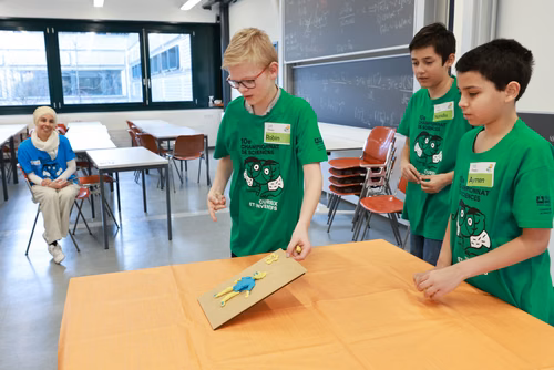 La 10ème édition du championnat de science par équipes, "Curieux et inventifs", permet à des jeunes filles et garçons de 8 à 15 ans de développer leur goût de la réflexion et de la recherche scientifique. Ils peuvent ainsi dévoiler leur inventivité dans une ambiance ludique et créative.