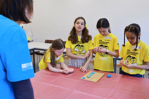 La 10ème édition du championnat de science par équipes, "Curieux et inventifs", permet à des jeunes filles et garçons de 8 à 15 ans de développer leur goût de la réflexion et de la recherche scientifique. Ils peuvent ainsi dévoiler leur inventivité dans une ambiance ludique et créative.