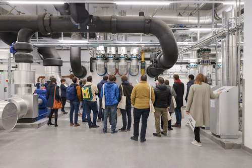 Cette année, la Faculté informatique et communications célèbre son 20e anniversaire, une étape importante dans un domaine qui s’est transformé au cours des deux dernières décennies. Durant cette période, des milliers d’étudiantes et étudiants en bachelor, en master et en doctorat ont obtenu leur diplôme, et ont ensuite contribuer à l’évolution de la branche, tant dans le milieu universitaire que dans le secteur privé.