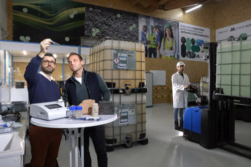 Une étude démontre la pertinence de nouvelles souches environnementales pour la fabrication de biociment. Son premier auteur, Dimitrios Terzis, est chercheur à l’EPFL et co-fondateur de la start-up Medusoil. Depuis 2024, la start-up produit ses liants durables dans le canton de Vaud.