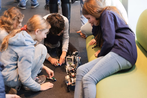 Atelier robotique pour les filles Campus Biotech, remise des attestations